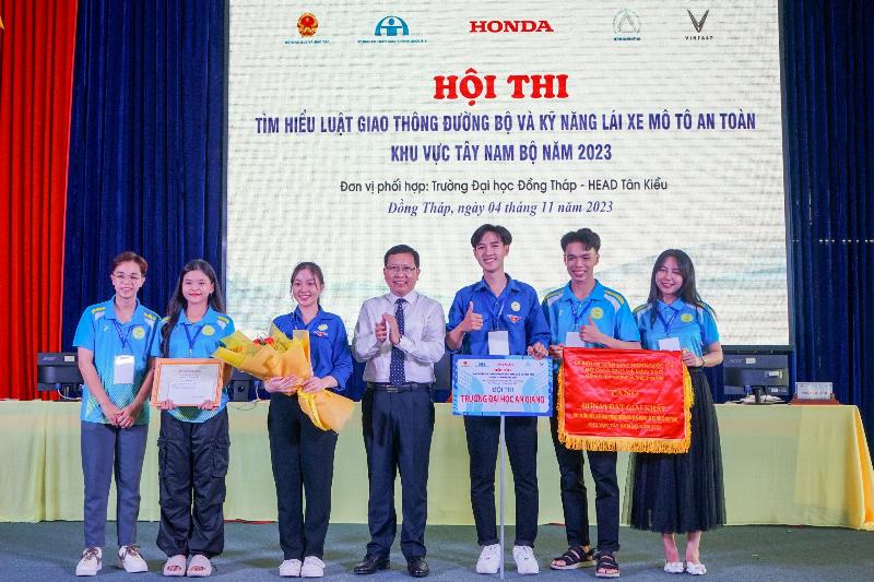 Anbatocom la phuong phap van chuyen hang hoa an toan va hieu qua voi xe nang tay